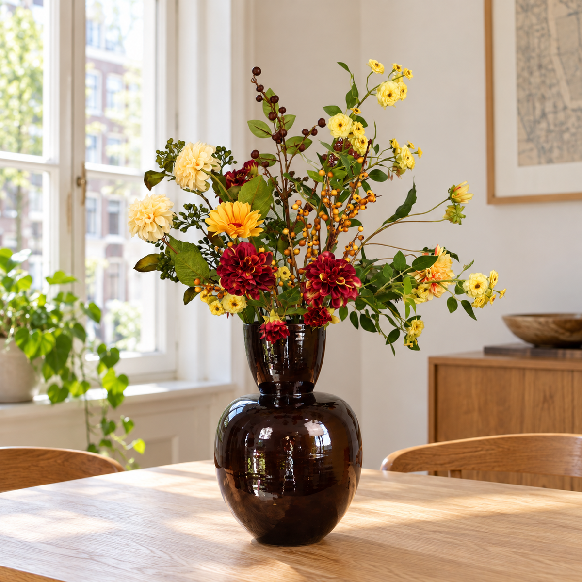 Kunstboeket Djaz in donkerbruine glanzende dubbelbolle Serax vaas, maat XL – Reflower, abonnement op kunstbloemen