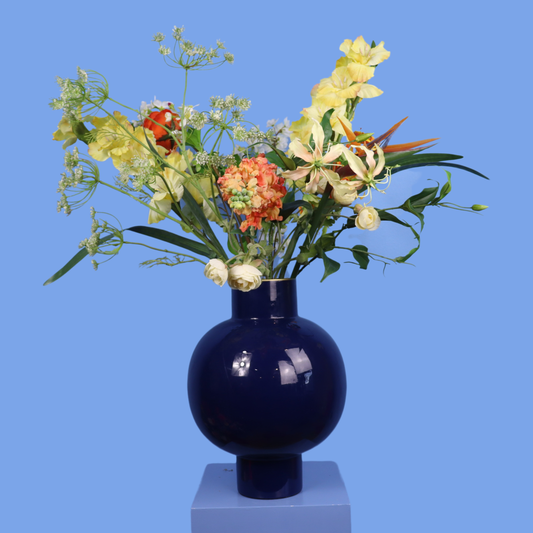 Kunstboeket Riky in kobaltblauwe glanzende Pip Studio vaas met gouden rand, maat XL – Reflower, abonnement op kunstbloemen