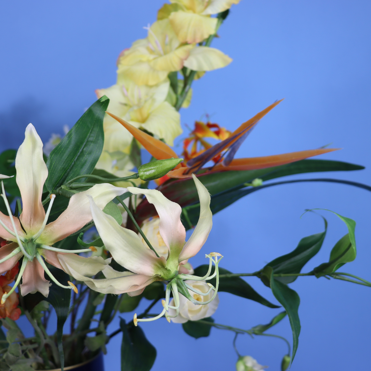 Kunstboeket Riky in kobaltblauwe glanzende Pip Studio vaas met gouden rand, maat XL – Reflower, abonnement op kunstbloemen