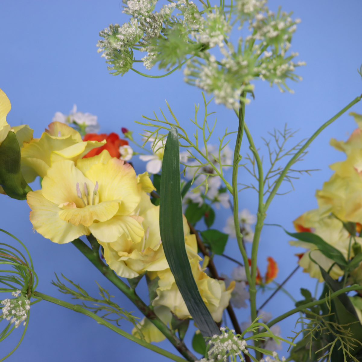 Kunstboeket Riky in kobaltblauwe glanzende Pip Studio vaas met gouden rand, maat XL – Reflower, abonnement op kunstbloemen