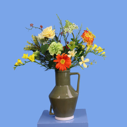 Kunstboeket Niek in olijfgroene glanzende Return to Sender vaas met oor, maat L – Reflower, abonnement op kunstbloemen