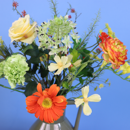Kunstboeket Niek in olijfgroene glanzende Return to Sender vaas met oor, maat L – Reflower, abonnement op kunstbloemen