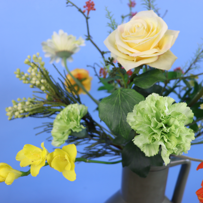 Kunstboeket Niek in olijfgroene glanzende Return to Sender vaas met oor, maat L – Reflower, abonnement op kunstbloemen