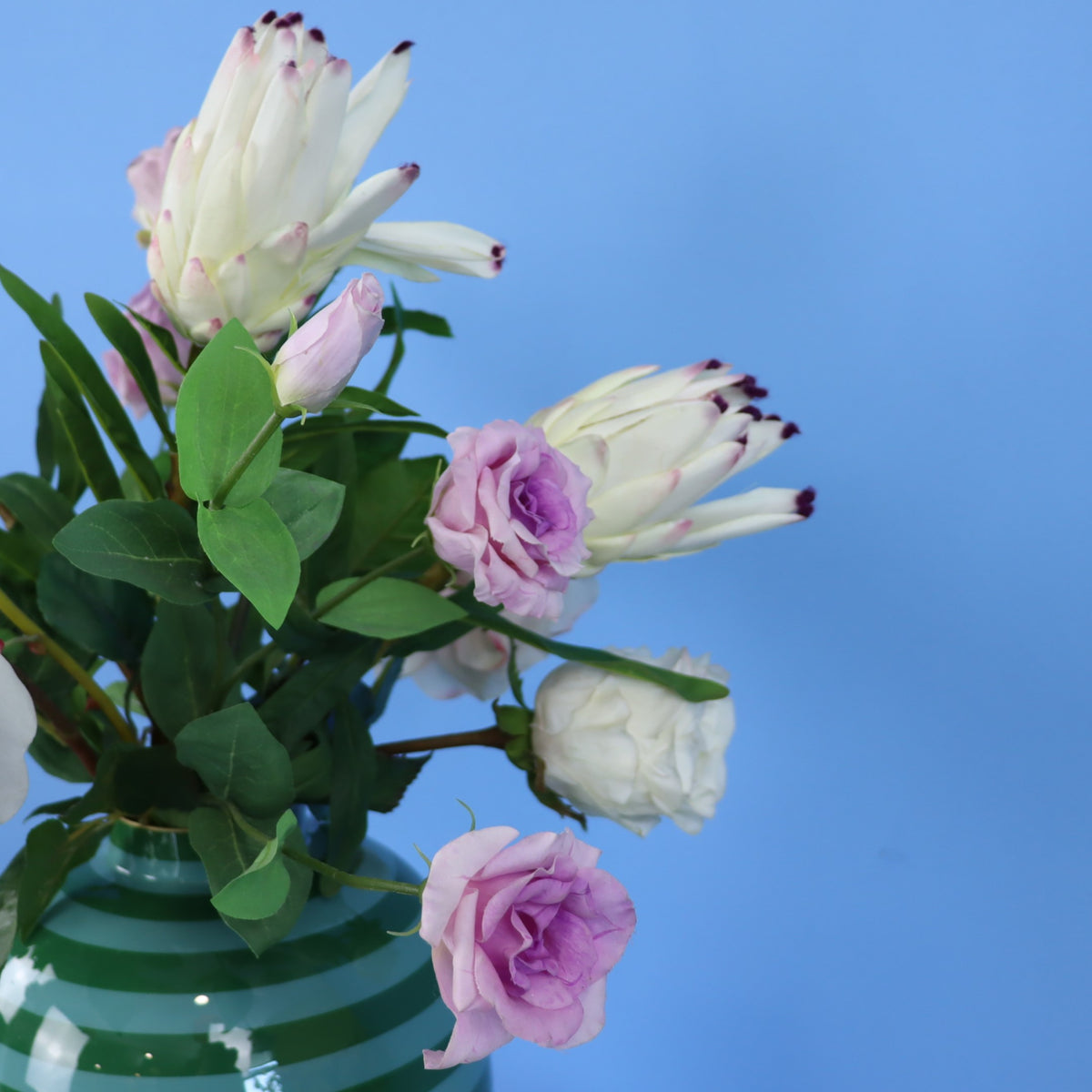 Kunstboeket Alba in groen gestreepte bolle Pip Studio vaas, maat L – Reflower, abonnement op kunstbloemen
