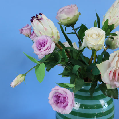 Kunstboeket Alba in groen gestreepte bolle Pip Studio vaas, maat L – Reflower, abonnement op kunstbloemen
