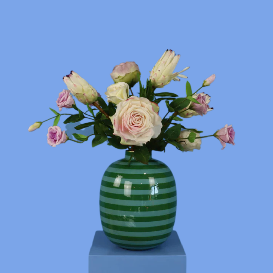 Kunstboeket Alba in groen gestreepte bolle Pip Studio vaas, maat L – Reflower, abonnement op kunstbloemen
