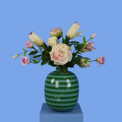 Kunstboeket Alba in groen gestreepte bolle Pip Studio vaas, maat L – Reflower, abonnement op kunstbloemen
