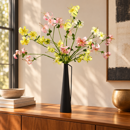 Kunstboeket Xiva in zwarte slanke conische Pols Potten vaas, maat L – Reflower, abonnement op kunstbloemen