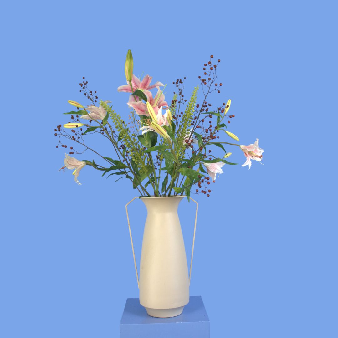 Kunstboeket Ottilie in crèmekleurige metalen Pols Potten vaas met oren, maat L – Reflower, abonnement op kunstbloemen