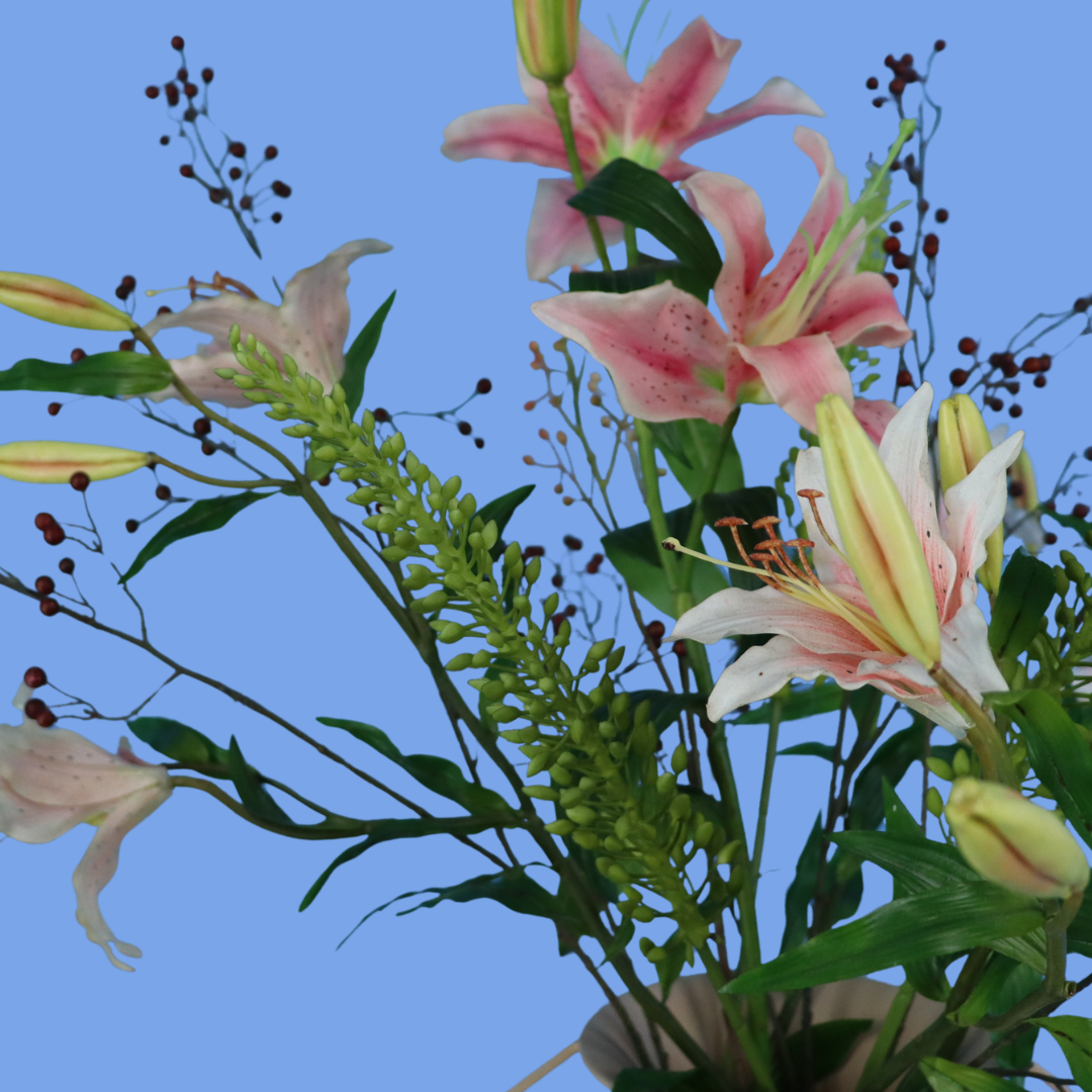 Kunstboeket Ottilie in crèmekleurige metalen Pols Potten vaas met oren, maat L – Reflower, abonnement op kunstbloemen