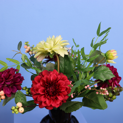 Kunstboeket Marie in zwarte glanzende Serax vaas met smalle hals, maat M – Reflower, abonnement op kunstbloemen