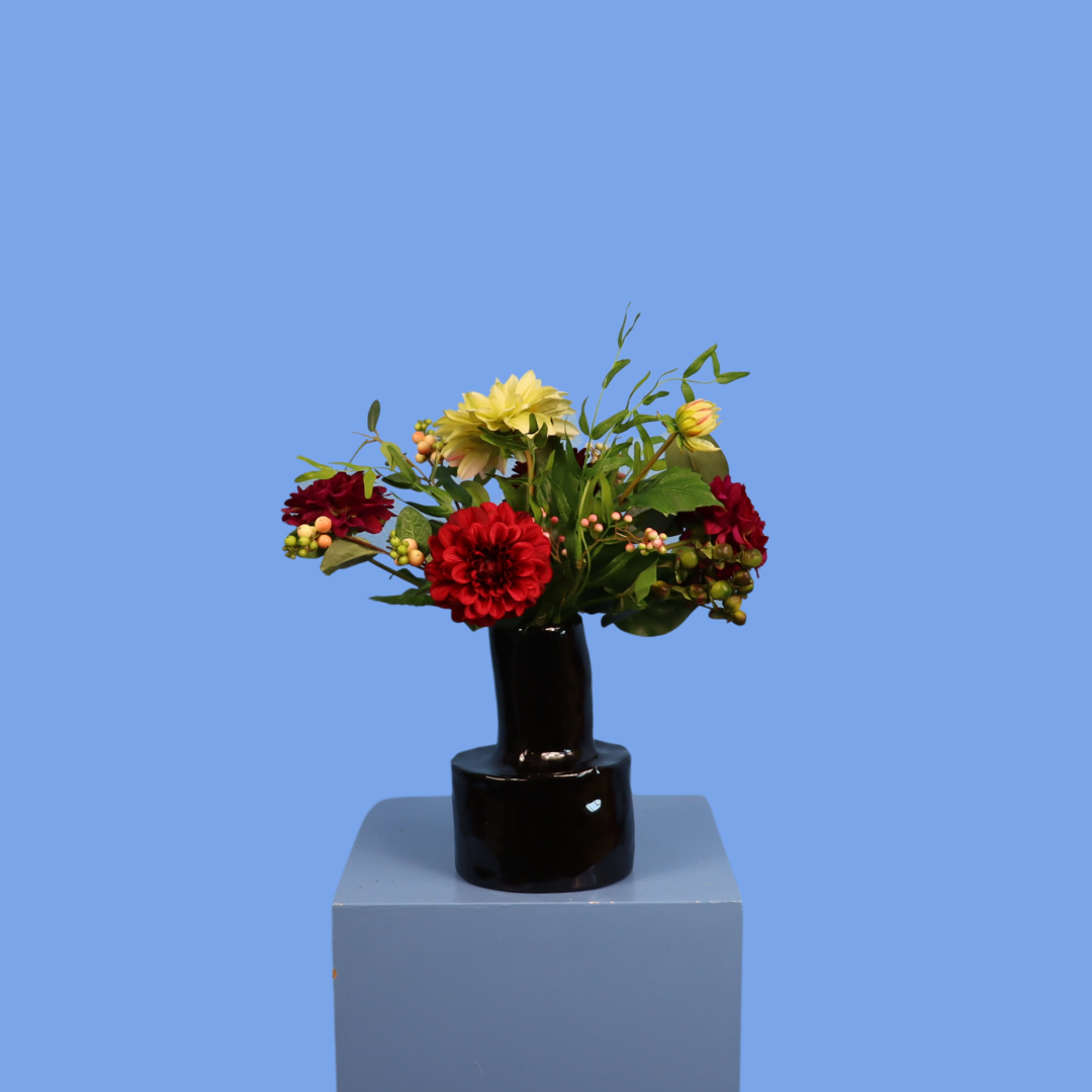 Kunstboeket Marie in zwarte glanzende Serax vaas met smalle hals, maat M – Reflower, abonnement op kunstbloemen