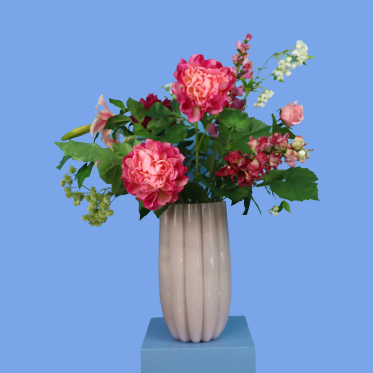 Kunstboeket Robby in oudroze Pols Potten vaas met golfribbels, maat XL – Reflower, abonnement op kunstbloemen