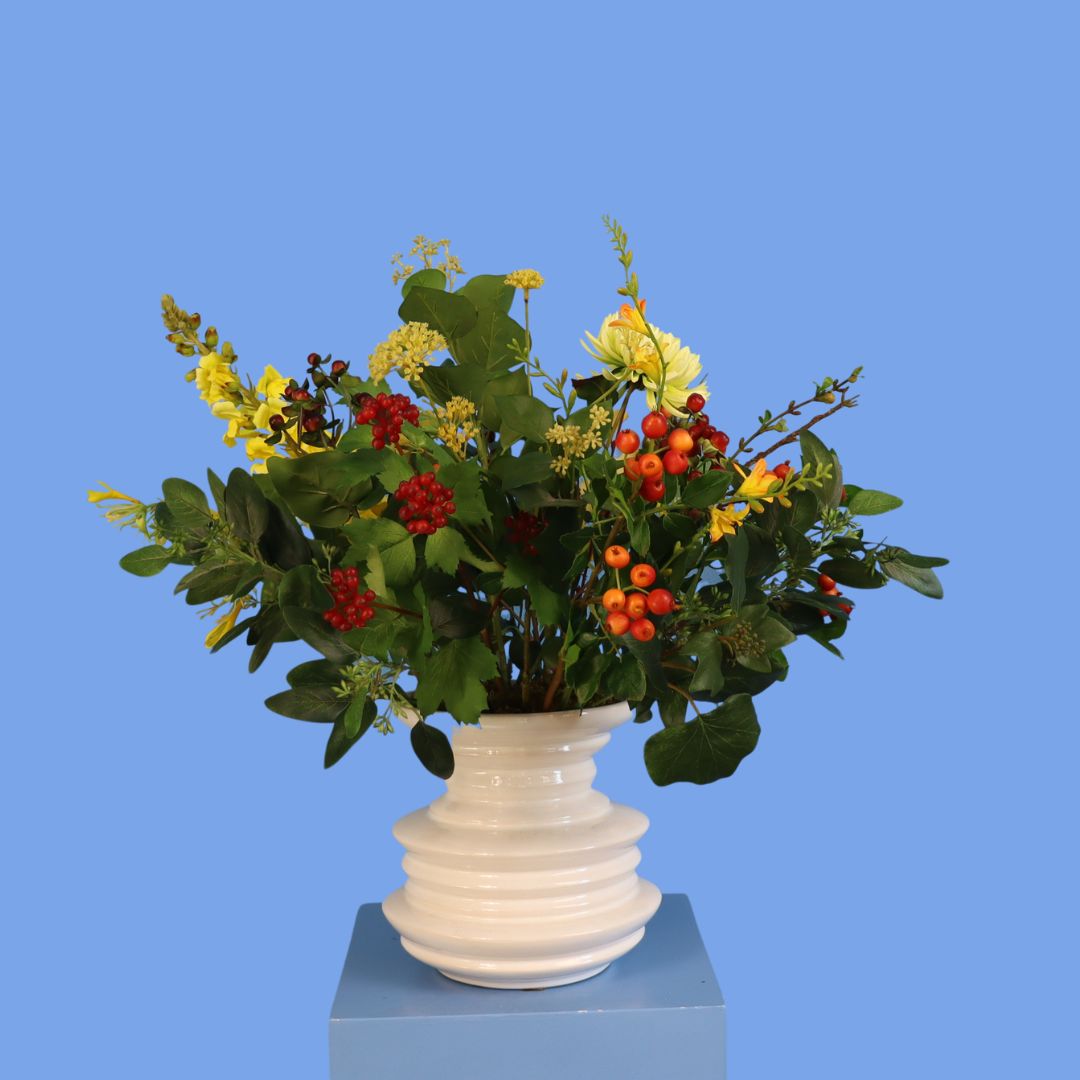 Kunstboeket Freesia in witte geribbelde Pols Potten vaas, maat L – Reflower, abonnement op kunstbloemen