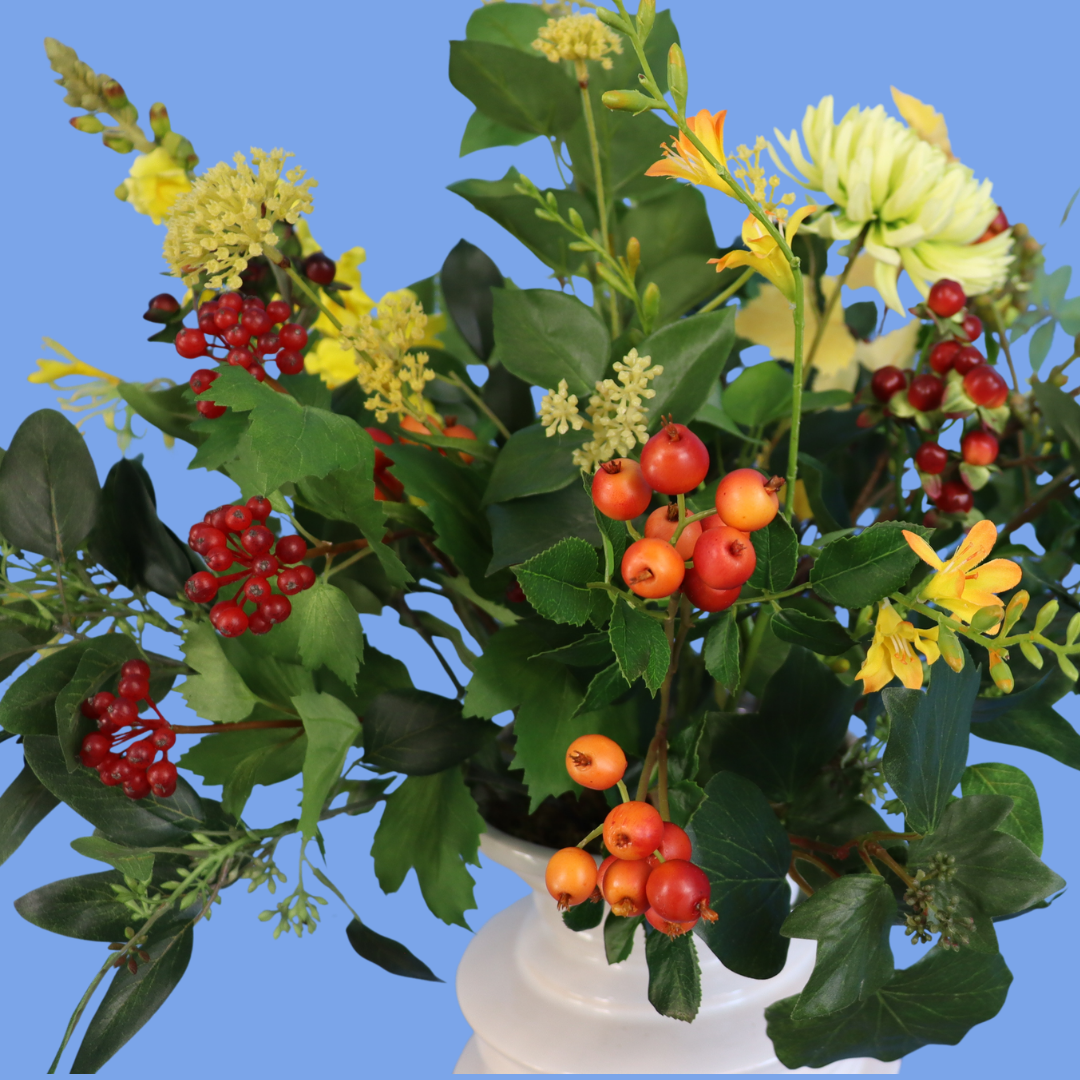 Kunstboeket Freesia in witte geribbelde Pols Potten vaas, maat L – Reflower, abonnement op kunstbloemen