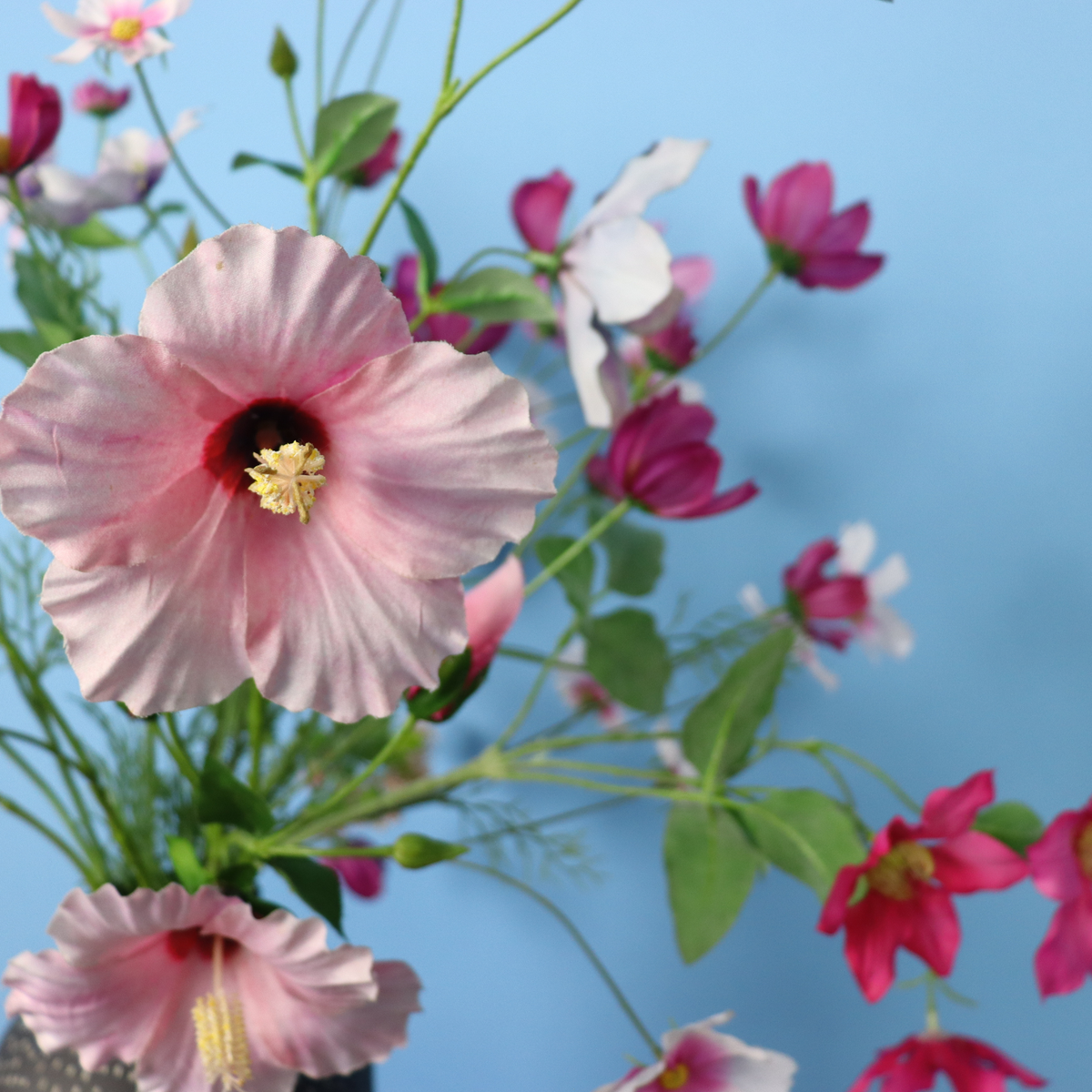 Kunstboeket Veerle in crème-bruine gespikkelde Studio Harm & Elke vaas, maat L – Reflower, abonnement op kunstbloemen