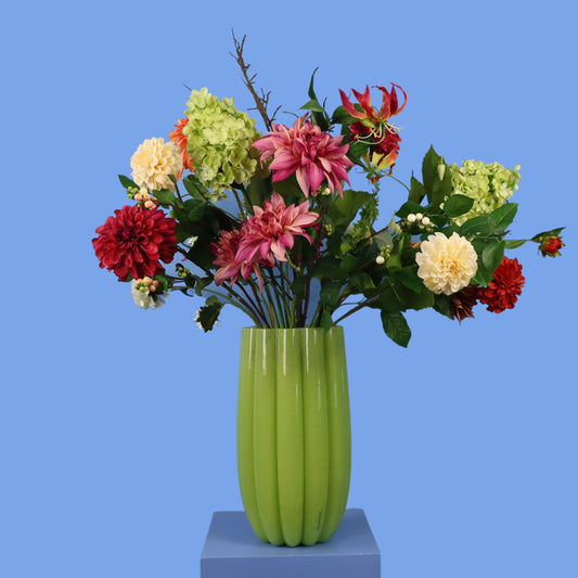 Kunstboeket Milo in appelgroene geribbelde Pols Potten vaas, maat XL – Reflower, abonnement op kunstbloemen