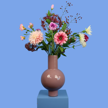Kunstboeket Mabel in oudroze glanzende Pip Studio bolvaas met hals, maat XL – Reflower, abonnement op kunstbloemen