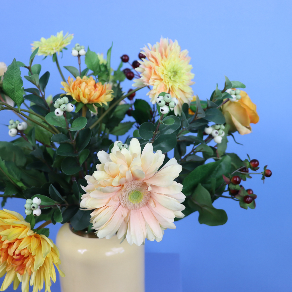 Kunstboeket Zora in zachtgele glanzende metalen vaas, maat M – Reflower, abonnement op kunstbloemen