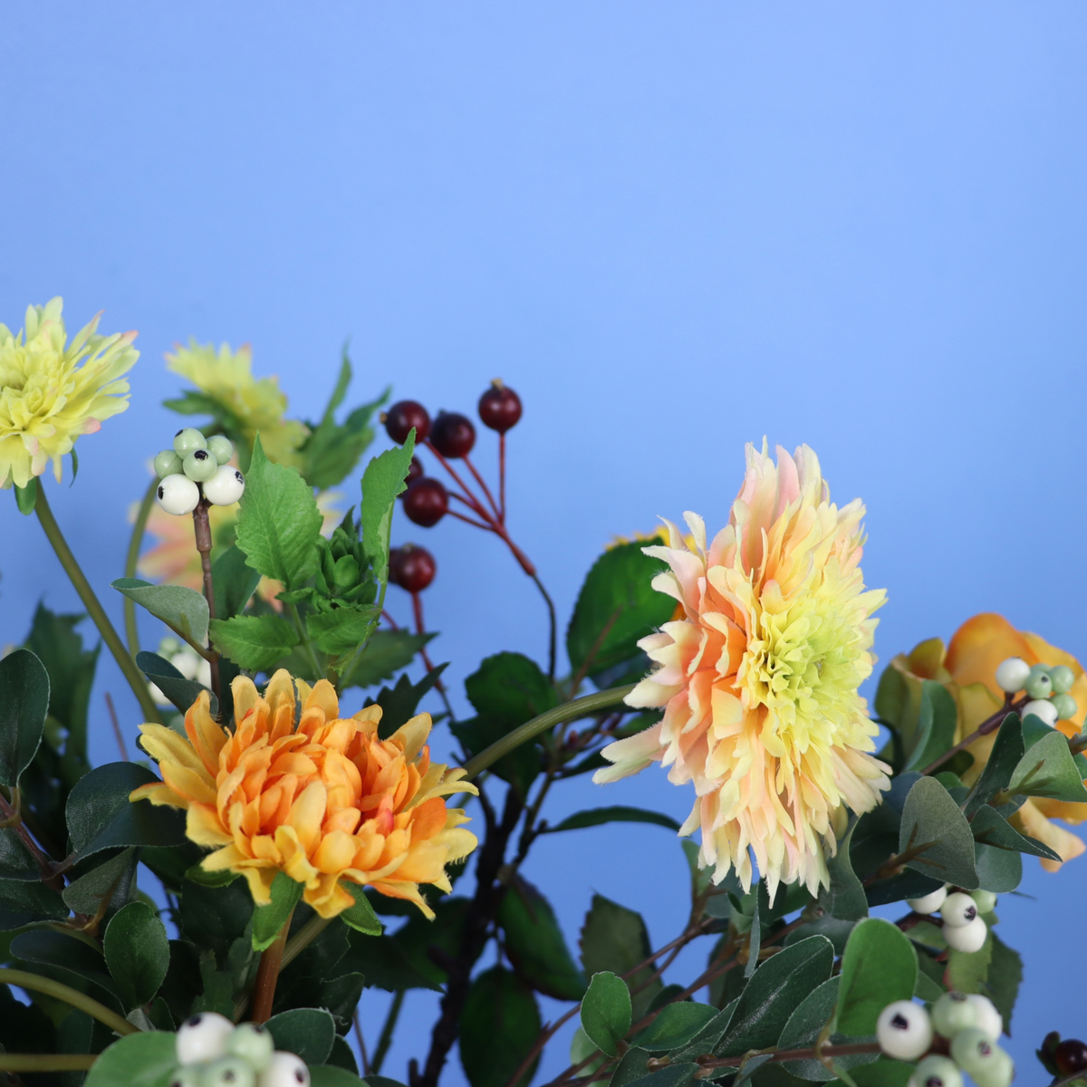 Kunstboeket Zora in zachtgele glanzende metalen vaas, maat M – Reflower, abonnement op kunstbloemen