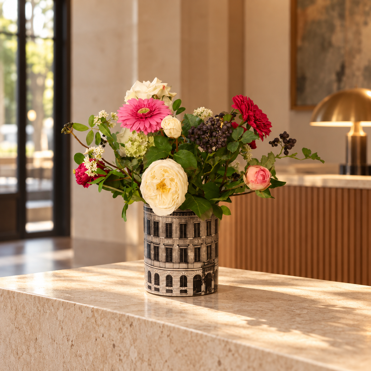 Kunstboeket Mea in lage vaas met zwart-wit Amsterdamse huisjes, maat L – Reflower, abonnement op kunstbloemen