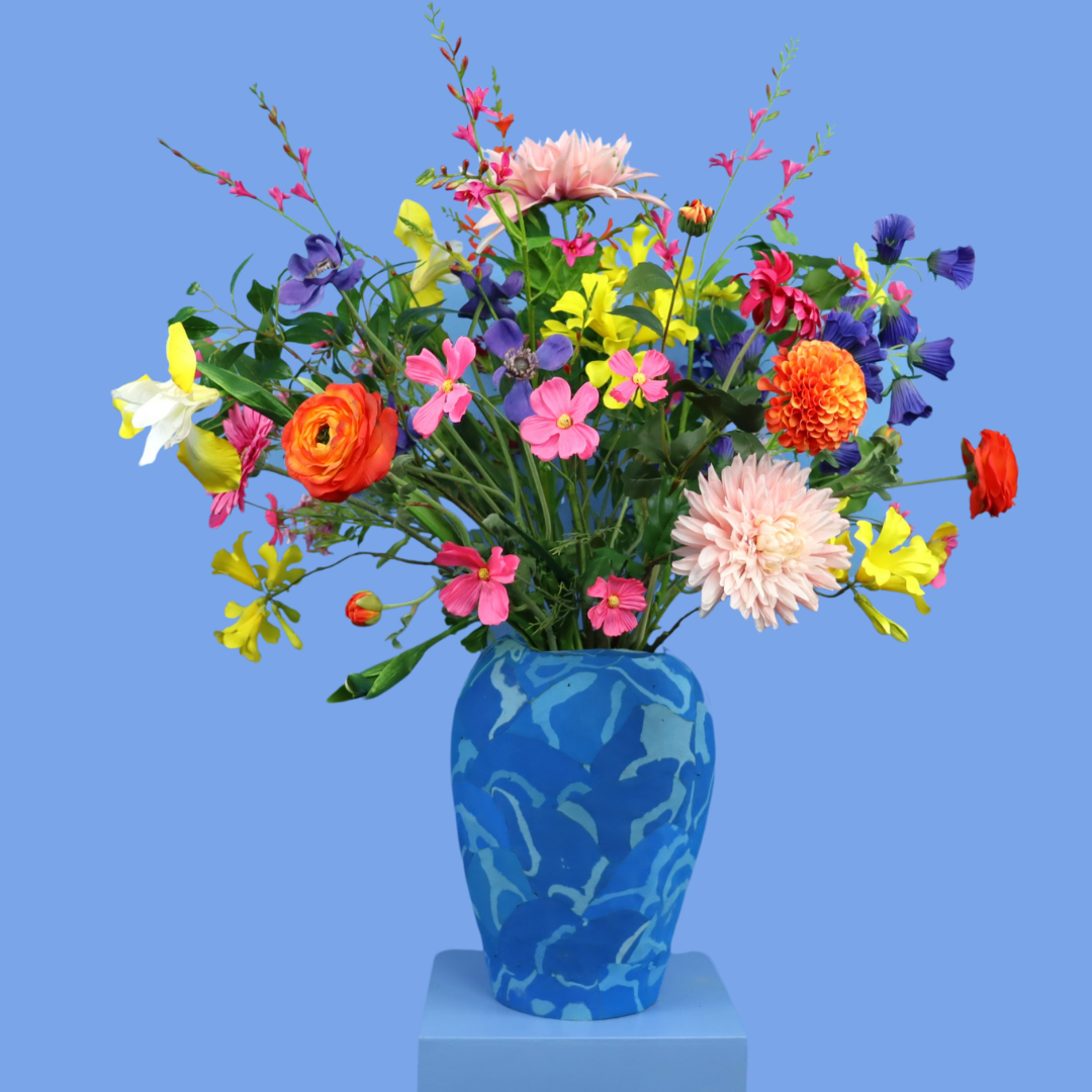 Kunstboeket Beaudylle in blauwe Nic&Mic FlipFlop vaas met licht dessin, maat XL – Reflower, abonnement op kunstbloemen