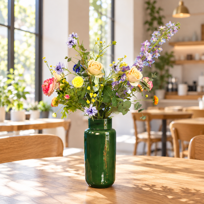 Kunstboeket Bibi in donkergroene glanzende Serax vaas, maat L – Reflower, abonnement op kunstbloemen