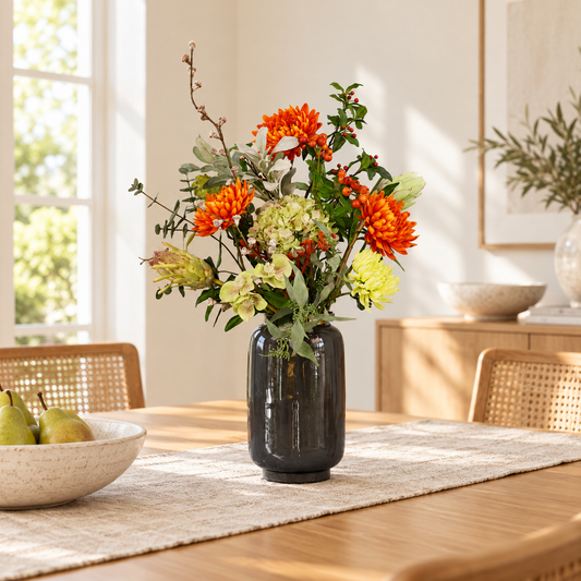 Kunstboeket Laura in rookgrijze glanzende glazen vaas, maat L – Reflower, abonnement op kunstbloemen