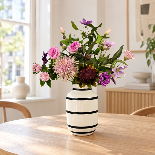 Kunstboeket Renee in roomwitte Kersten vaas met zwarte strepen, maat L – Reflower, abonnement op kunstbloemen