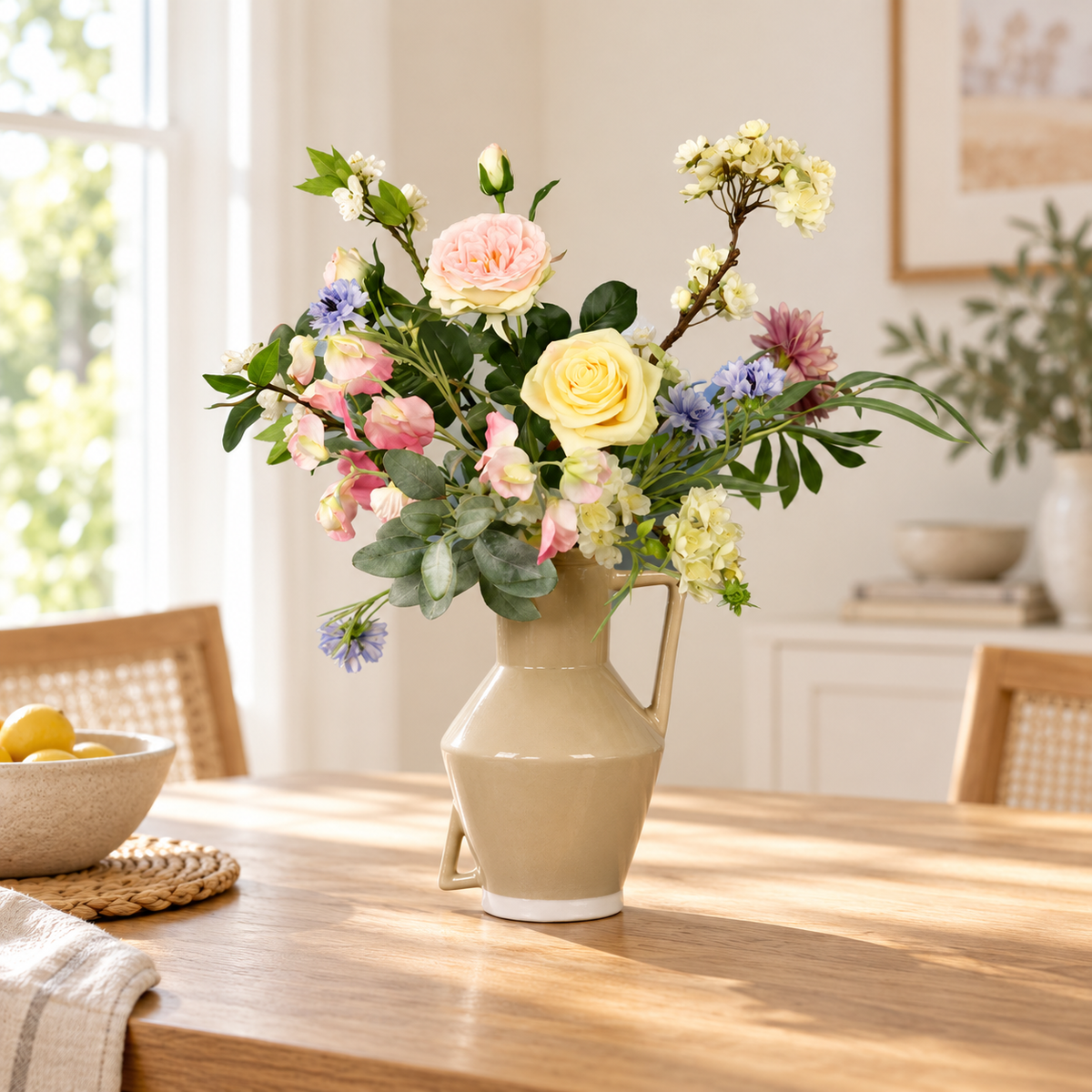 Kunstboeket Kobie in beige Return to Sender vaas met oor, maat M – Reflower, abonnement op kunstbloemen