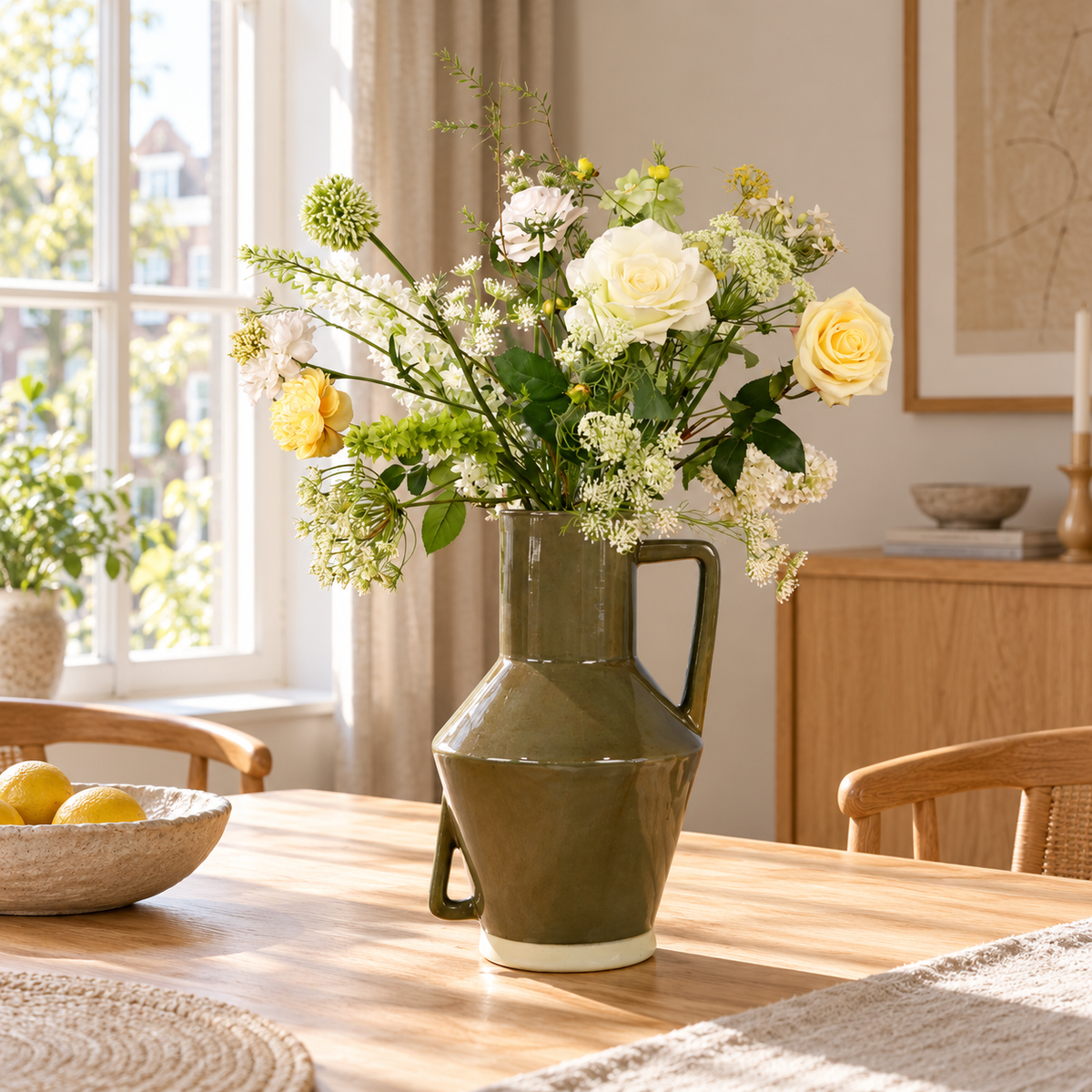 Kunstboeket Fie in olijfgroene glanzende Return to Sender vaas met oor, maat XL – Reflower, abonnement op kunstbloemen