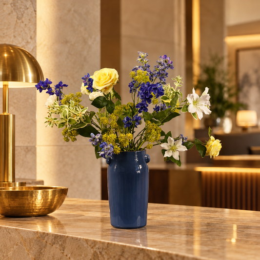Sylvie – blauwe Serax vaas met kunstbloemen, maat Large – Reflower
