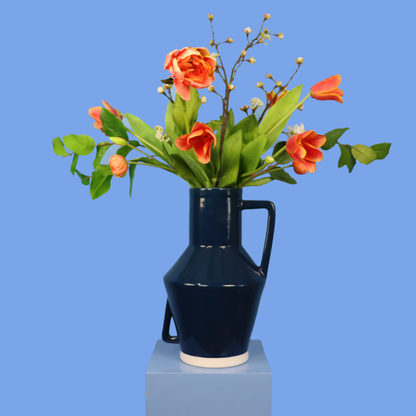 Kunstboeket Dewi in donkerblauwe geglazuurde Return to Sender vaas met oor, maat XL – Reflower, abonnement op kunstbloemen