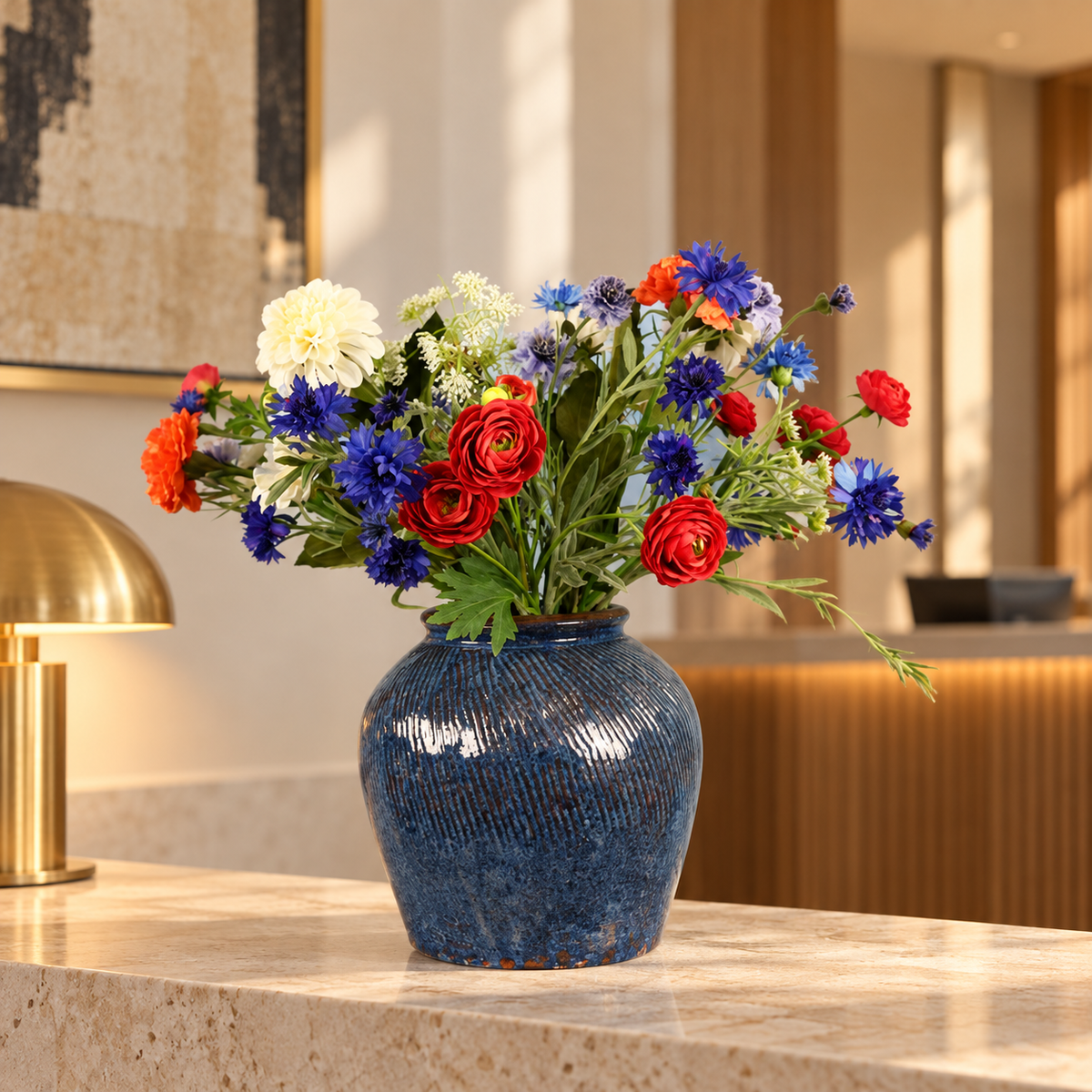Kunstboeket Annelieke in blauw geglazuurde geribbelde vintage vaas, maat L – Reflower, abonnement op kunstbloemen