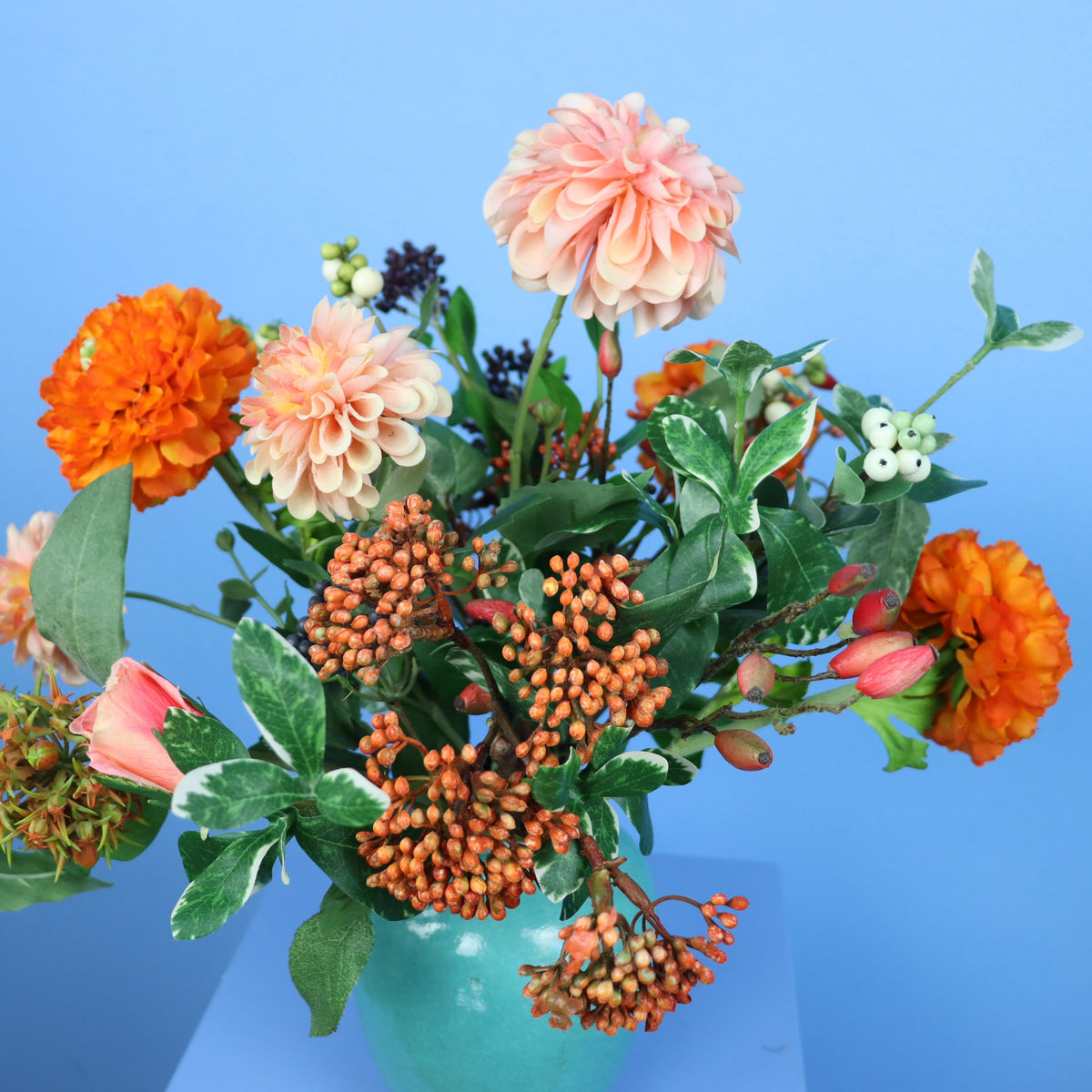 M - Madelief | Vintage vaas met kunstbloemen | Medium