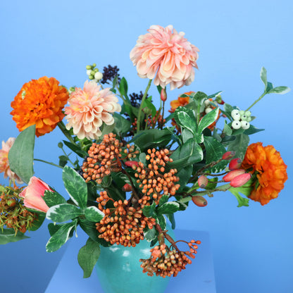 M - Madelief | Vintage vaas met kunstbloemen | Medium