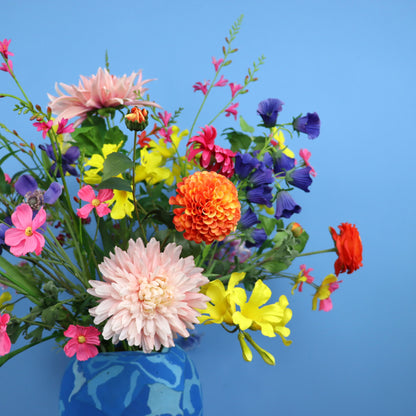 Kunstboeket Beaudylle in blauwe Nic&Mic FlipFlop vaas met licht dessin, maat XL – Reflower, abonnement op kunstbloemen