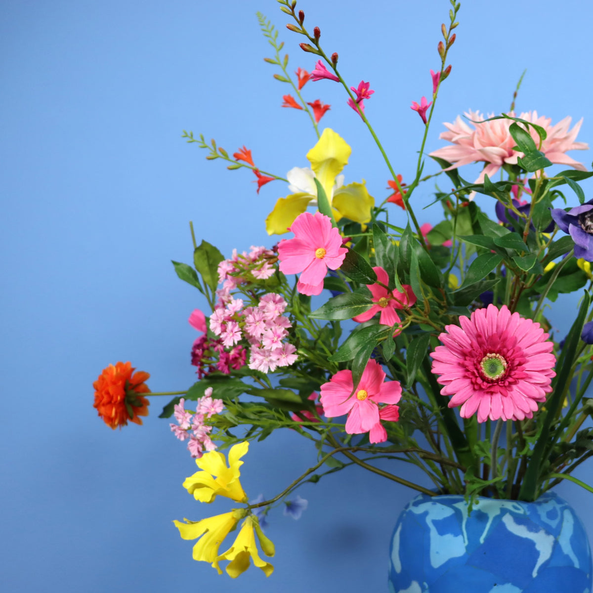 Kunstboeket Beaudylle in blauwe Nic&Mic FlipFlop vaas met licht dessin, maat XL – Reflower, abonnement op kunstbloemen