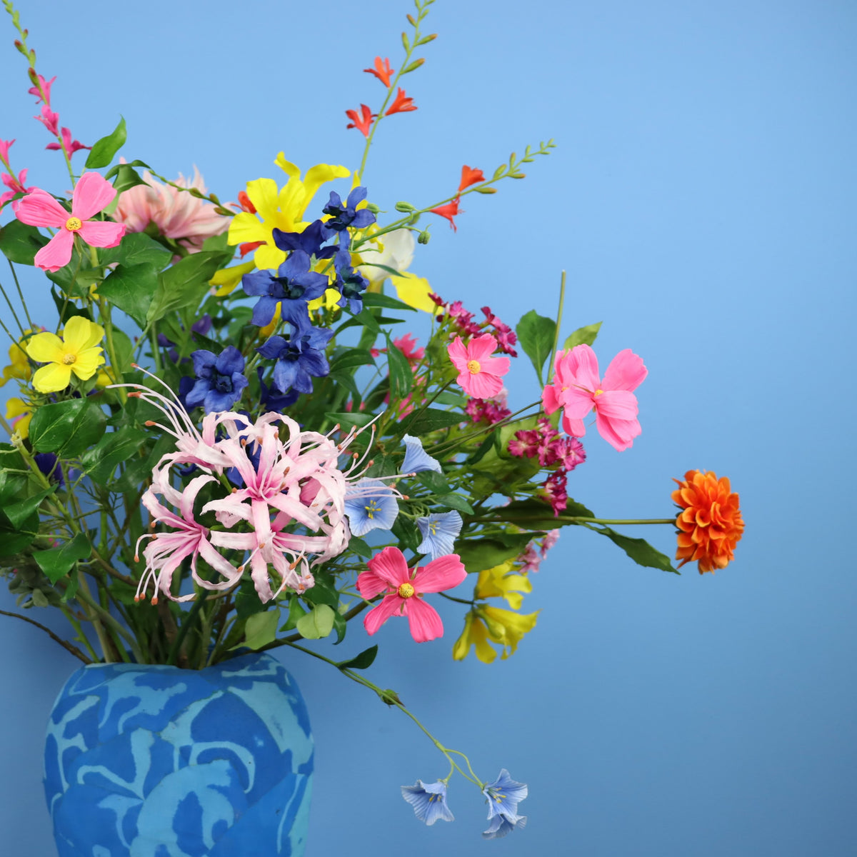 Kunstboeket Beaudylle in blauwe Nic&Mic FlipFlop vaas met licht dessin, maat XL – Reflower, abonnement op kunstbloemen