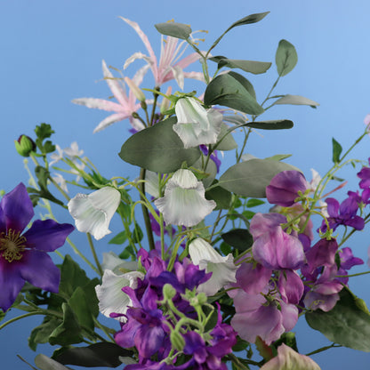 Kunstboeket Serena in roomwitte vintage vaas met bloemmotief en gouden rand, maat L – Reflower, abonnement op kunstbloemen