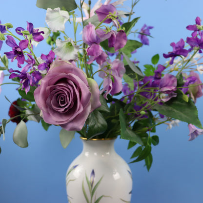 Kunstboeket Serena in roomwitte vintage vaas met bloemmotief en gouden rand, maat L – Reflower, abonnement op kunstbloemen