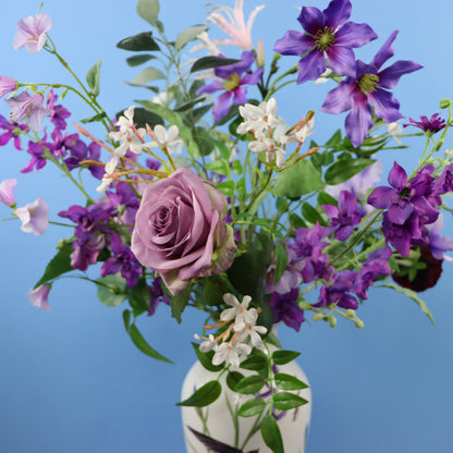 Kunstboeket Serena in roomwitte vintage vaas met bloemmotief en gouden rand, maat L – Reflower, abonnement op kunstbloemen