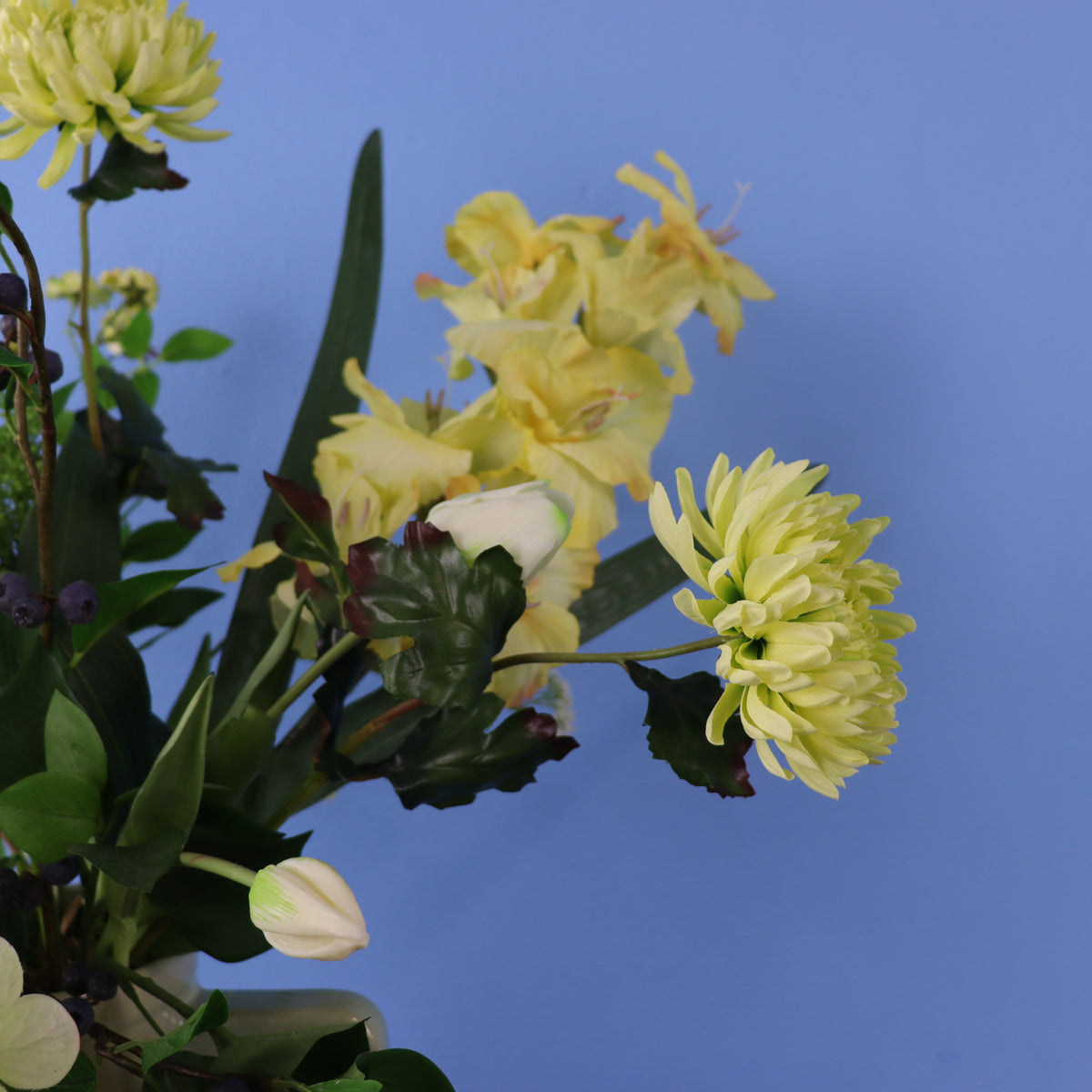 Kunstboeket Lina in saliegroene geglazuurde Return to Sender vaas met oor, maat XL – Reflower, abonnement op kunstbloemen