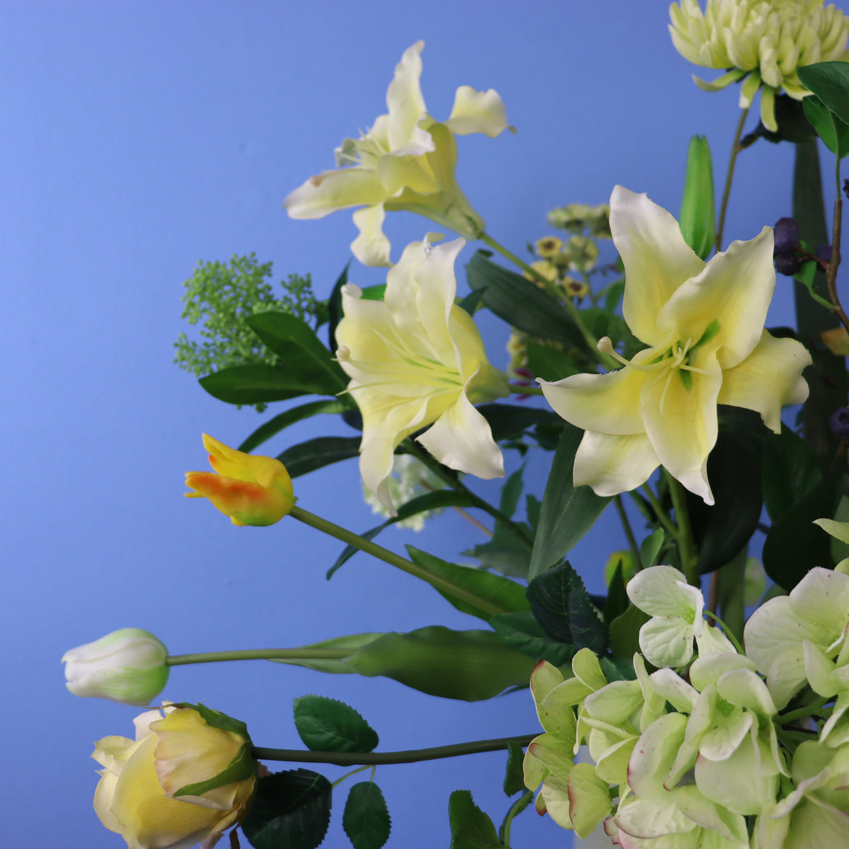 Kunstboeket Lina in saliegroene geglazuurde Return to Sender vaas met oor, maat XL – Reflower, abonnement op kunstbloemen