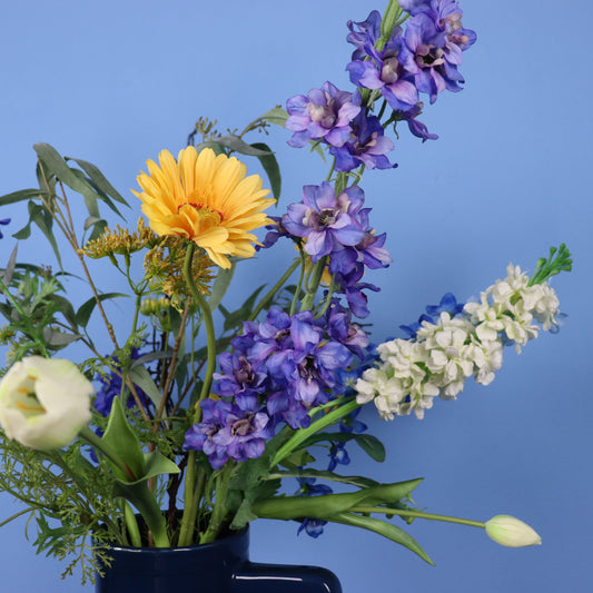 Kunstboeket Veronique in donkerblauwe glanzende Return to Sender vaas, maat XL – Reflower, abonnement op kunstbloemen