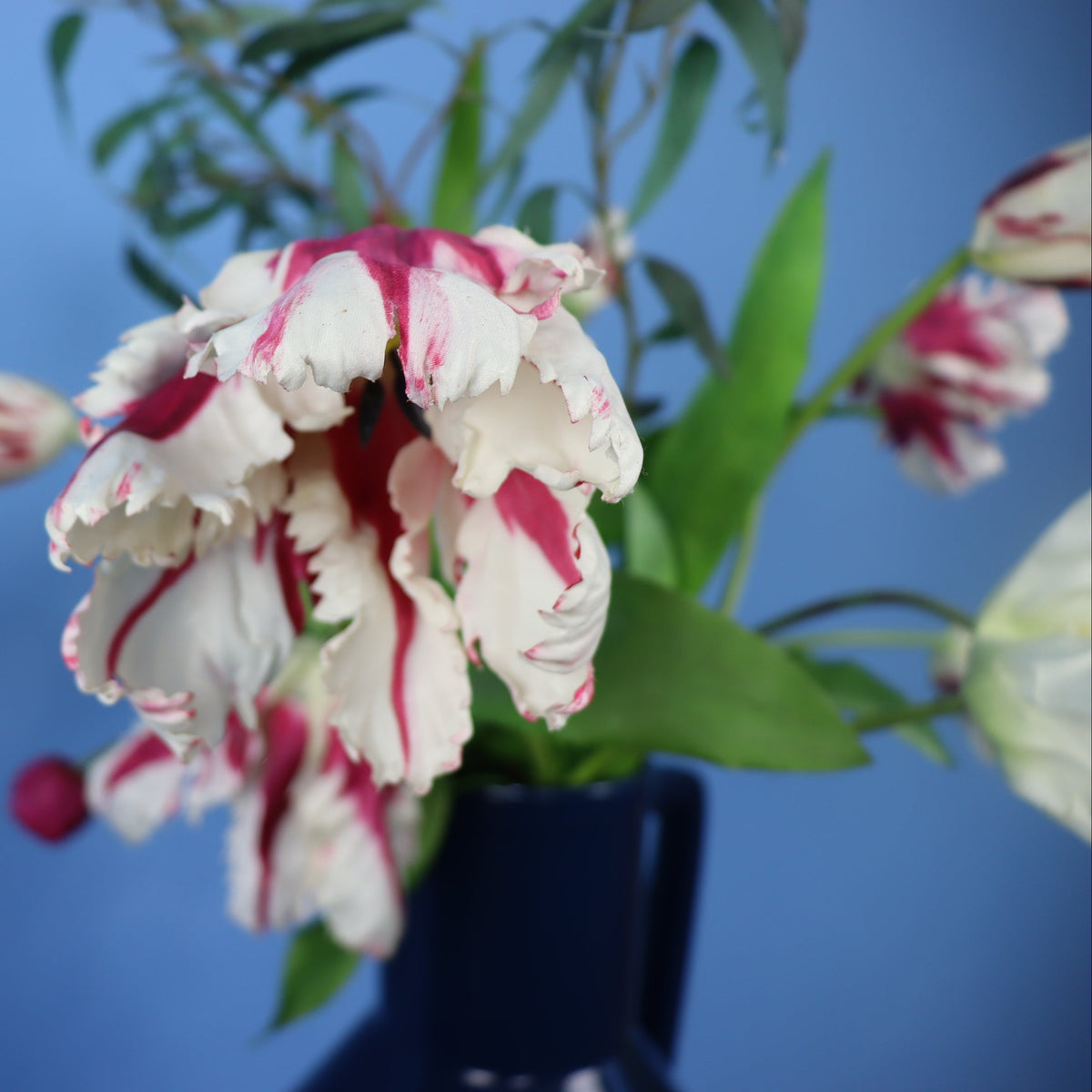 Kunstboeket Fem in Return to Sender vaas, maat XL – Reflower
