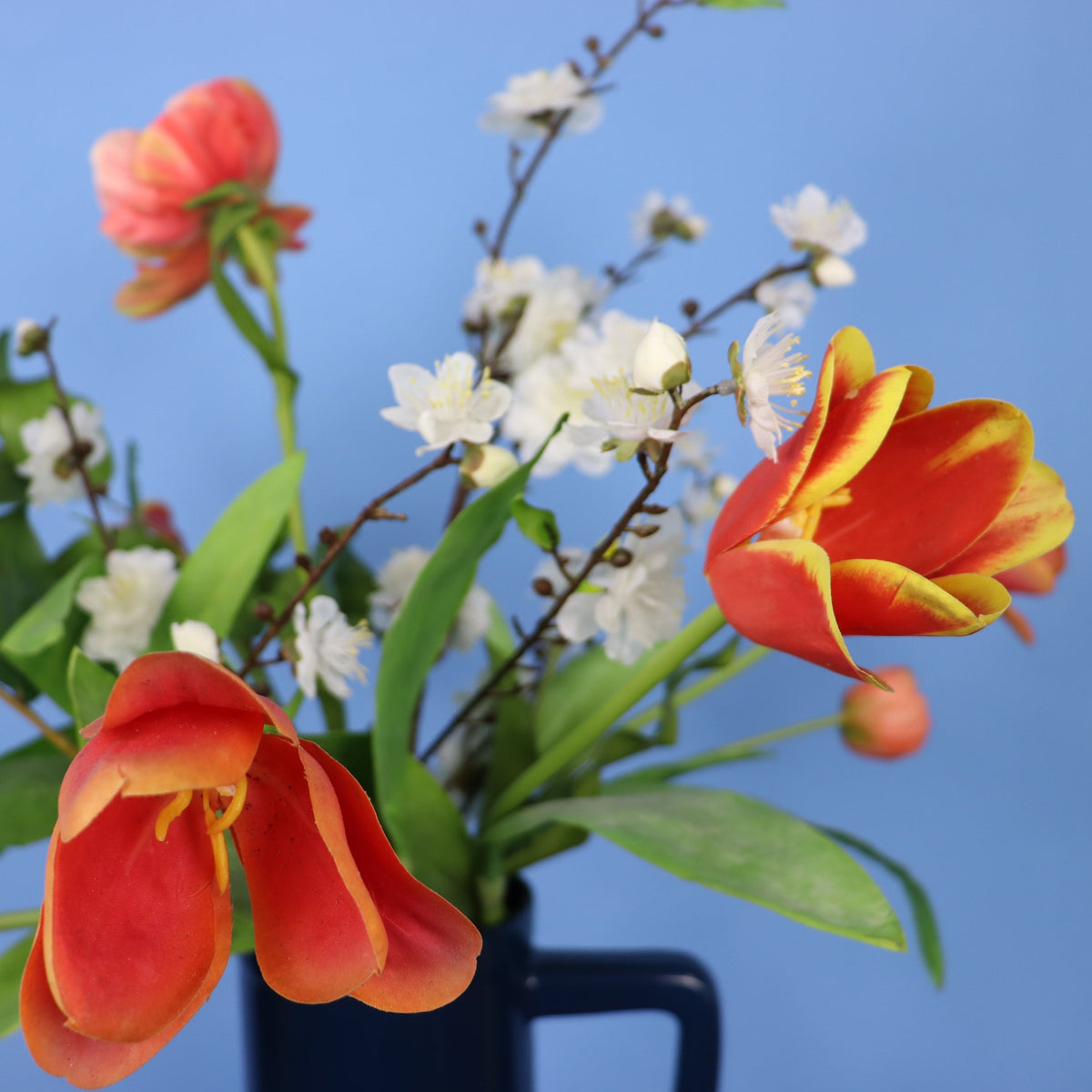 Kunstboeket Dewi in donkerblauwe geglazuurde Return to Sender vaas met oor, maat XL – Reflower, abonnement op kunstbloemen