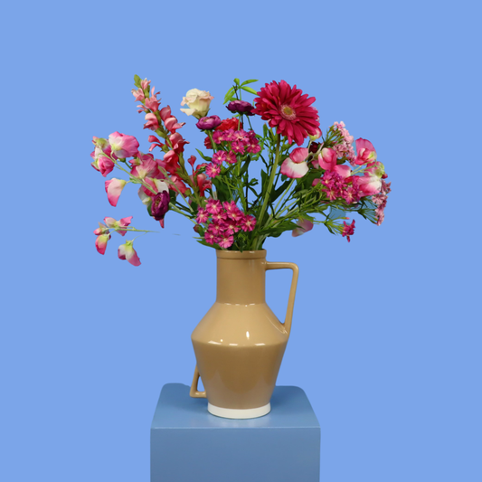 Kunstboeket Johanna in caramelkleurige glanzende Return to Sender vaas met oor, maat L – Reflower, abonnement op kunstbloemen