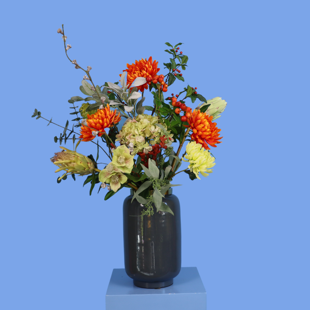 Kunstboeket Laura in rookgrijze glanzende glazen vaas, maat L – Reflower, abonnement op kunstbloemen
