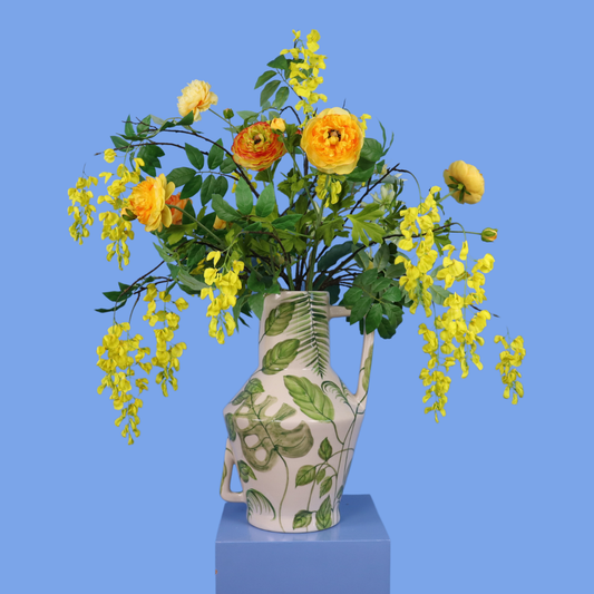 Kunstboeket Lula in witte Return to Sender vaas met groen bladpatroon, maat XL – Reflower, abonnement op kunstbloemen